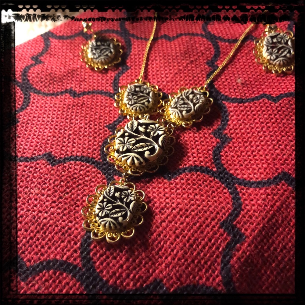 *NWT*PRIVATE PARTY Delicate Earring & Necklace Ser